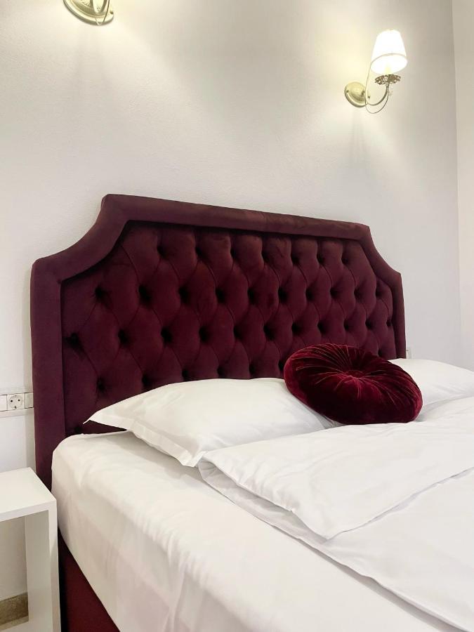 Cochet Boutique Hotel Târgu Jiu Buitenkant foto