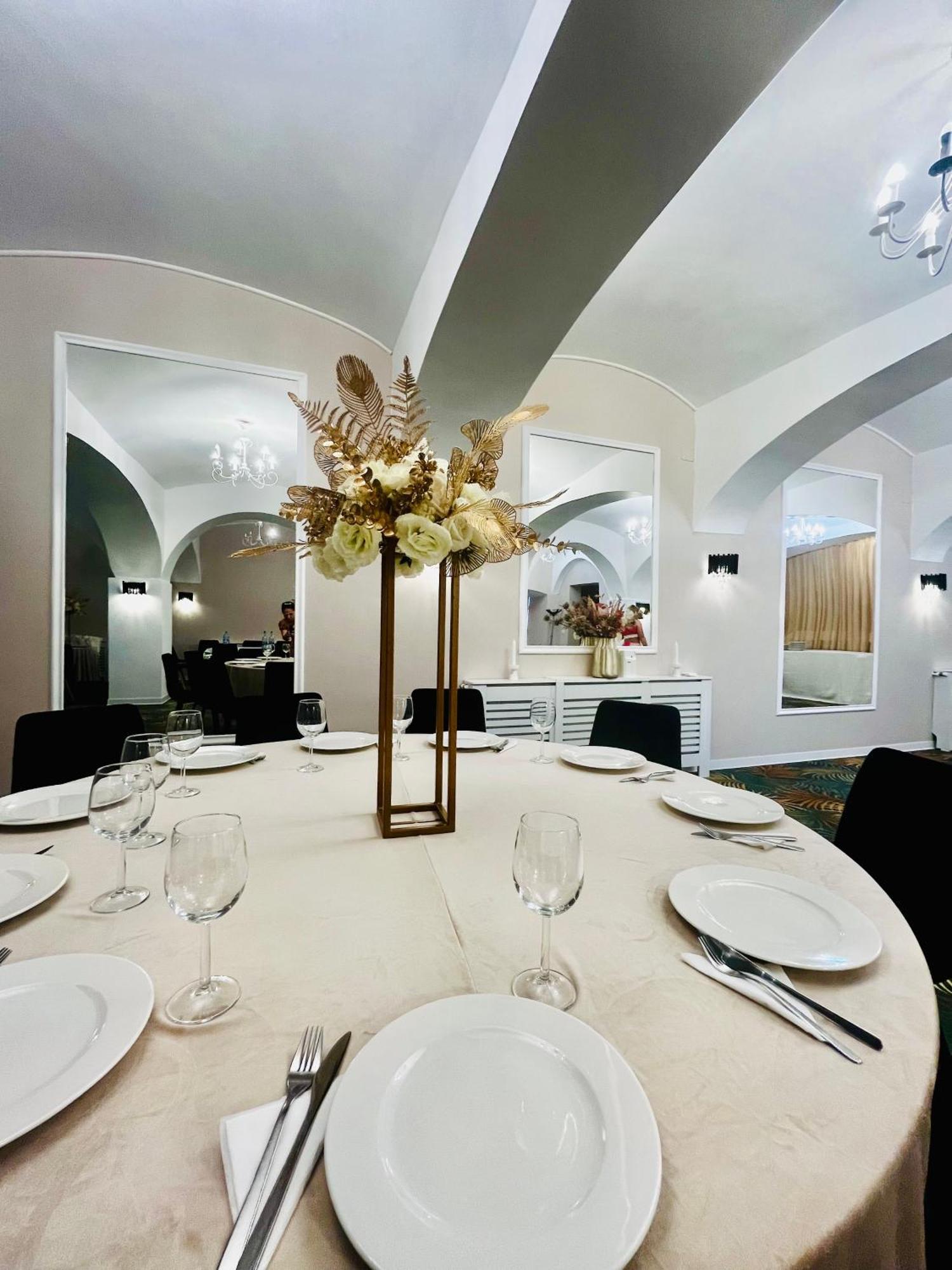 Cochet Boutique Hotel Târgu Jiu Buitenkant foto