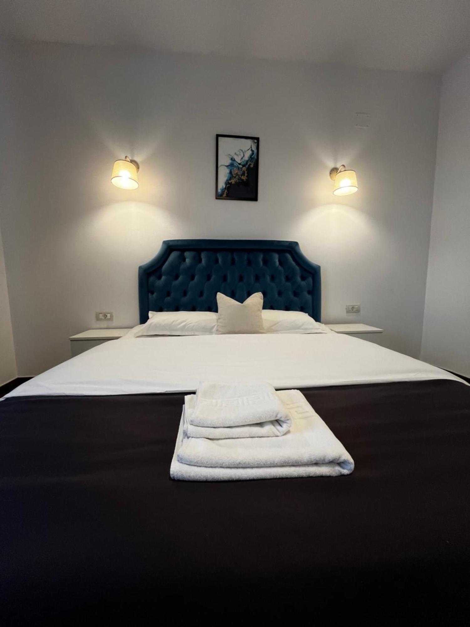 Cochet Boutique Hotel Târgu Jiu Buitenkant foto