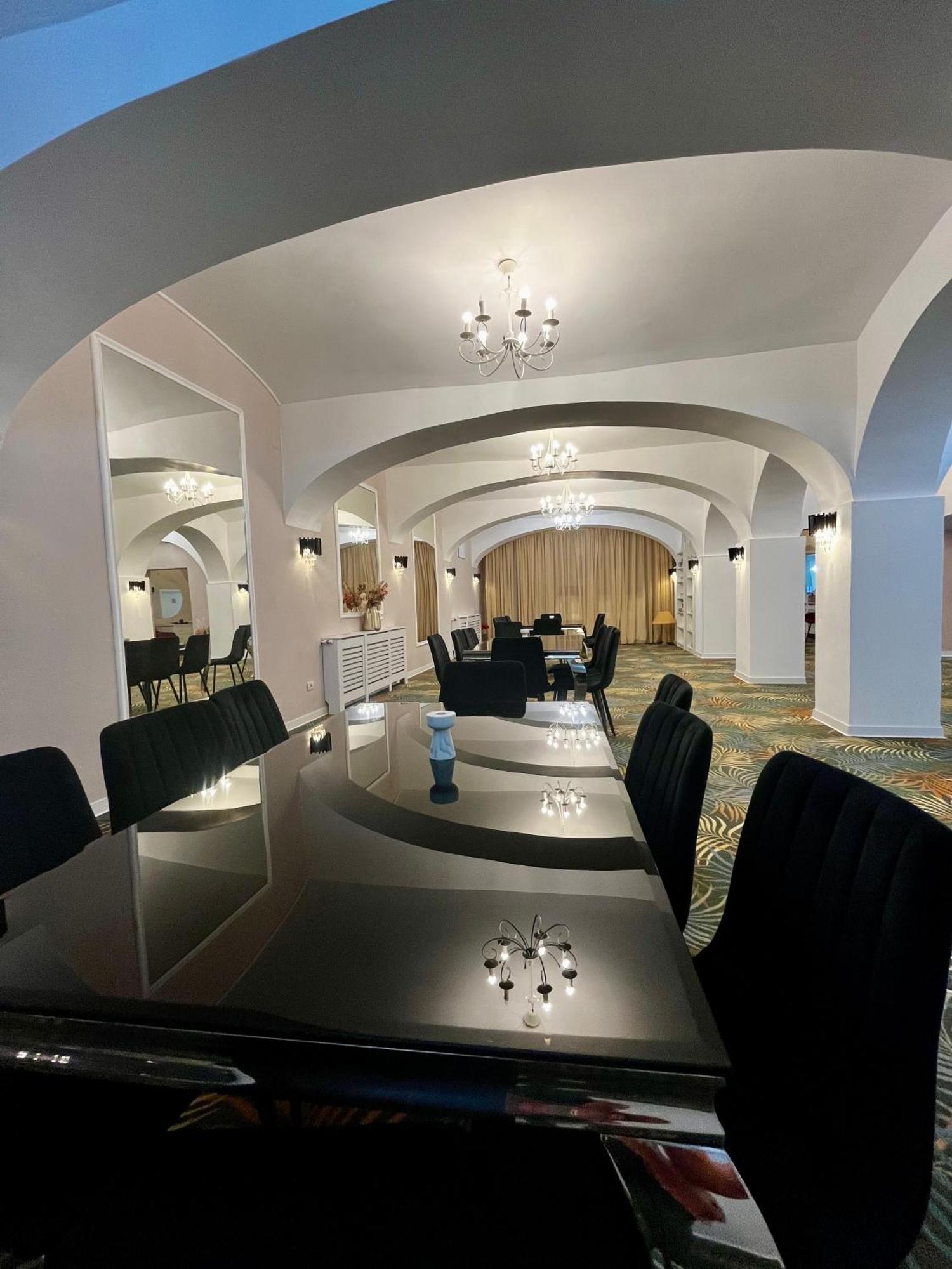 Cochet Boutique Hotel Târgu Jiu Buitenkant foto