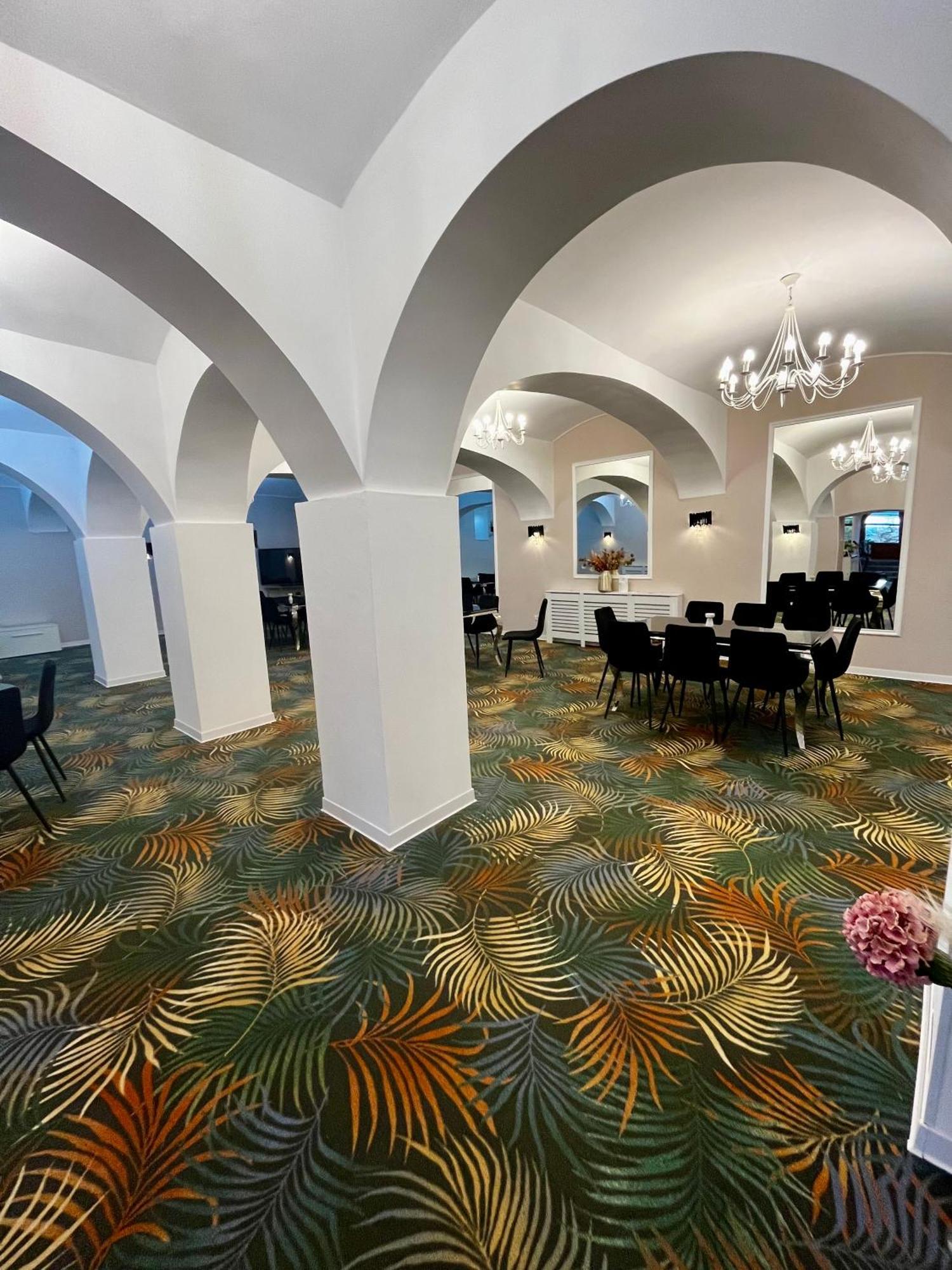 Cochet Boutique Hotel Târgu Jiu Buitenkant foto