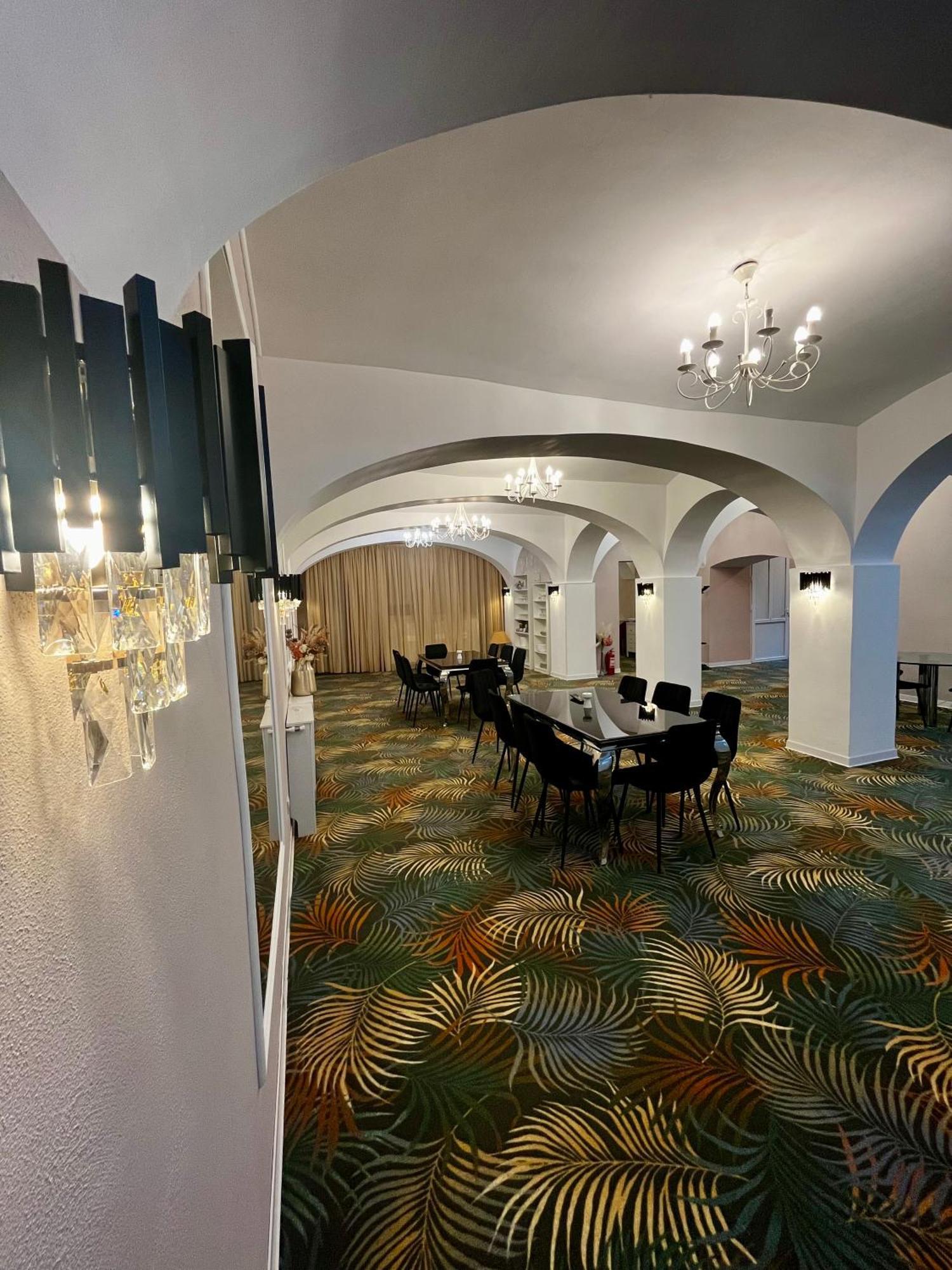 Cochet Boutique Hotel Târgu Jiu Buitenkant foto